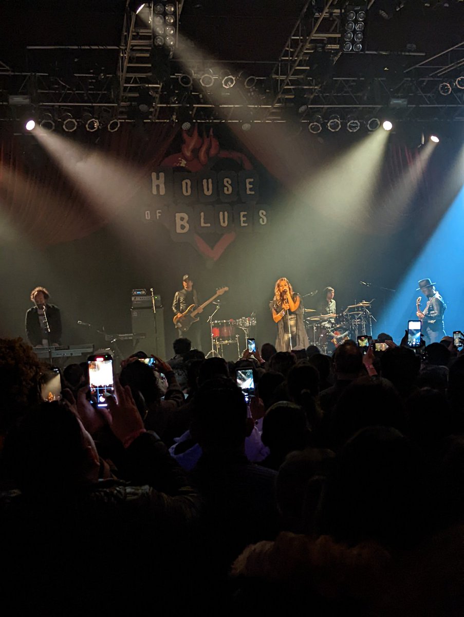 danielaramonaa's tweet photo. Vergacioooooonnnnnn los amooooo @laorejadevgogh al fin pude verlos después de tantos años. Fue lo máximo este concierto en Chicago 😍 https://t.co/pm2k5f4eKY