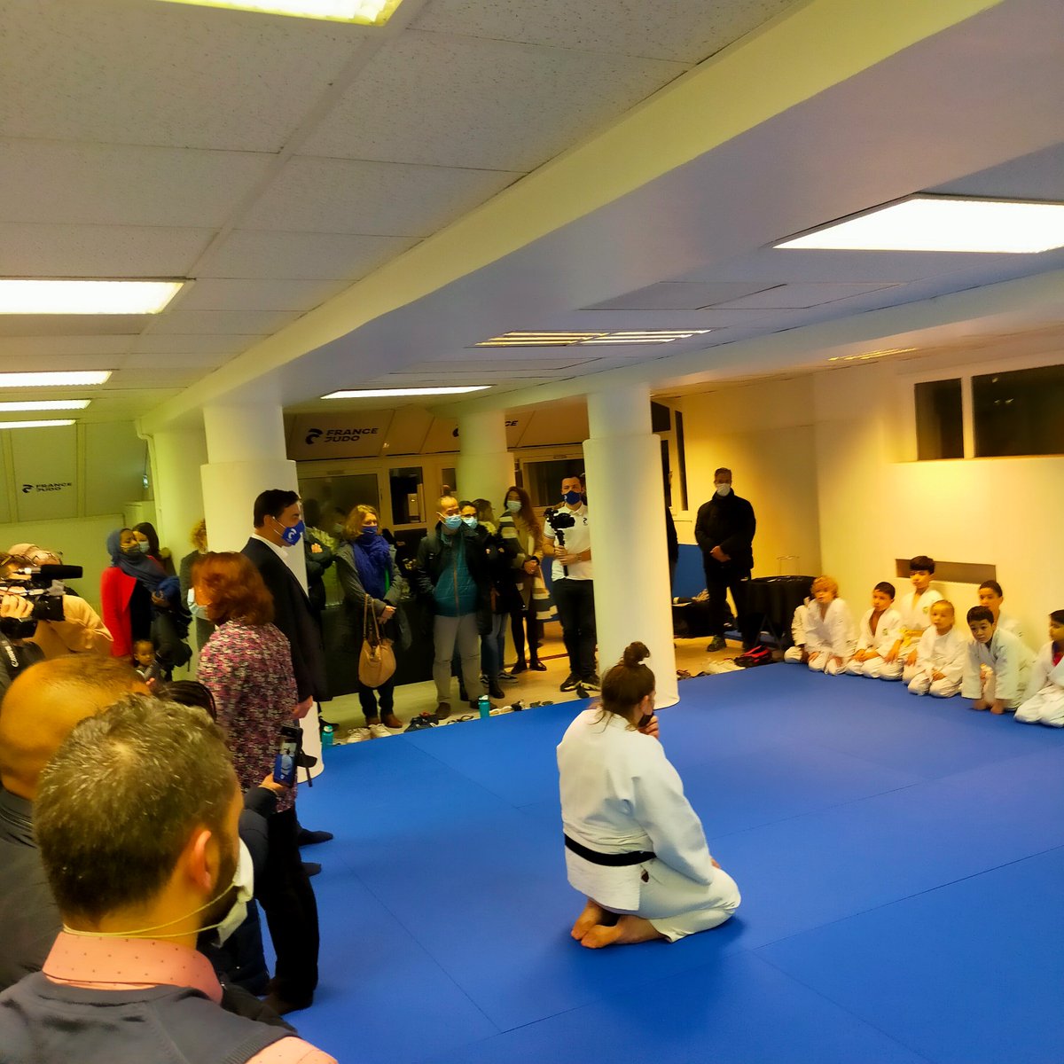 Ravi d'avoir contribué au 1er Dojo solidaire en fournissant le mobilier en réemploi.
Inauguration Avec <a href="/steph_nomis/">Stéphane Nomis</a> <a href="/RoxaMaracineanu/">Roxana Maracineanu</a>  et notre membre d'honneur <a href="/Souleymane_C/">Souleymane Cissokho</a> 
#1000dojo,<a href="/eiffage/">Eiffage</a>