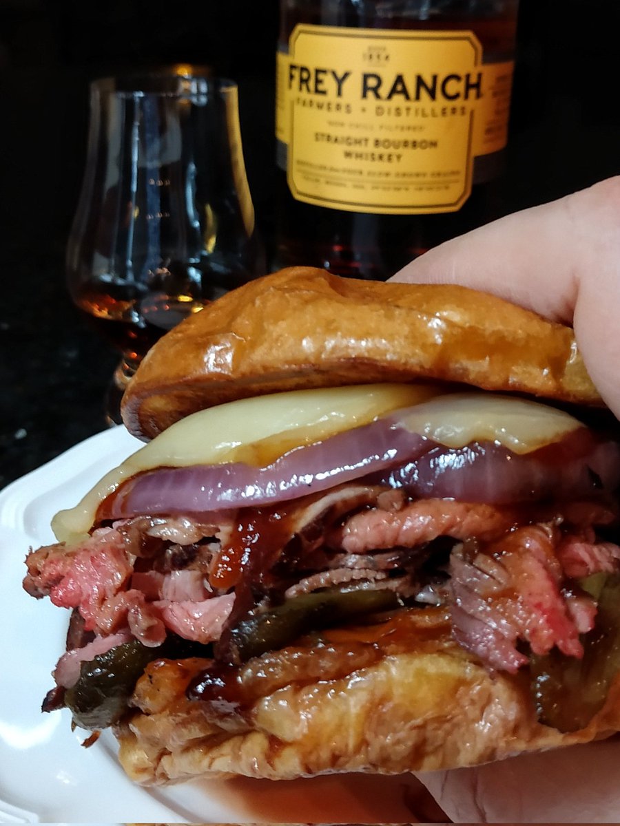 FrankMullens's tweet photo. #Ribeye and @RufusTeague on brioche with @FreyRanch #bourbon #steaksandwich #rufusteaguebbq #whiskeymaple #bbqsauce #smokedgouda #roastedpeppers #roastedjalapeños #grilledredonions #buttertoasted #briochebun #freyranchdistillery #whiskey #whiskeywednesdays
https://t.co/3KHcFDDZ8Z https://t.co/uHJ60xhPgz
