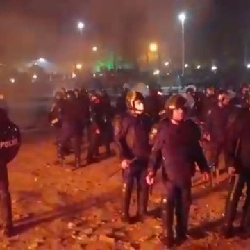 FRS27323233's tweet photo. جمهوری اسلامی از رویارویی روزانه ترسیده و کارش به جایی رسیده با این همه قدرت سرکوب ، وقتی شب مردم خوابن مثل دزدهای سرگردنه حمله میکنه به کاروان. #اصفهان امروز قلب ایران است. اصفهان رو تنها نگذاریم✌️
#اعتراضات_سراسری https://t.co/2z60pK9UDX