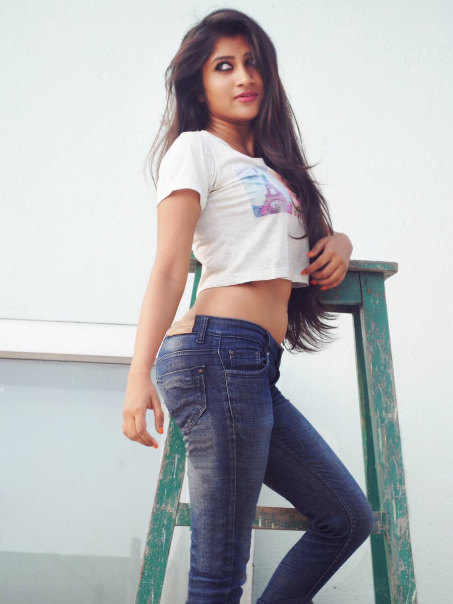 CryptoPoorGirl's tweet photo. Who wants to kiss me? 🥵🙈💋 https://t.co/2x5NgOl0Hl