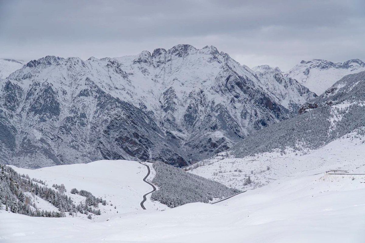 SnowForecast's tweet photo. More ski areas in the Pyrenees opening this weekend, most for the first time since March 2020, following up to 40cm (16") of snowfall in recent days. @cerleraramon  and Masella pictured. https://t.co/EfFNs1m73M