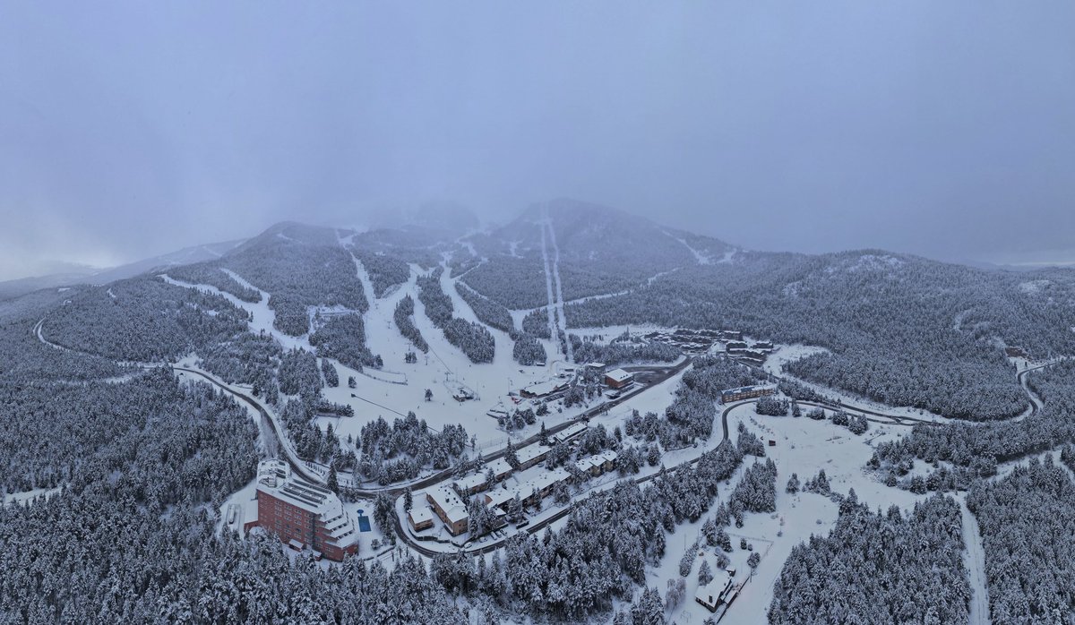 SnowForecast's tweet photo. More ski areas in the Pyrenees opening this weekend, most for the first time since March 2020, following up to 40cm (16") of snowfall in recent days. @cerleraramon  and Masella pictured. https://t.co/EfFNs1m73M
