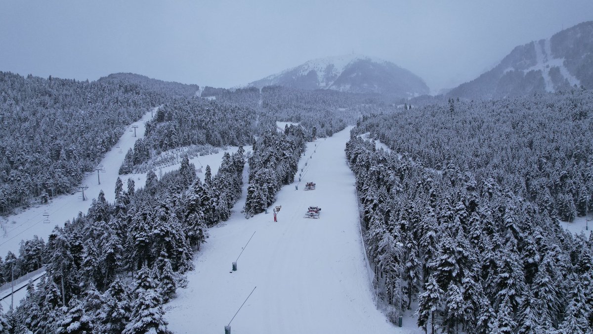 SnowForecast's tweet photo. More ski areas in the Pyrenees opening this weekend, most for the first time since March 2020, following up to 40cm (16") of snowfall in recent days. @cerleraramon  and Masella pictured. https://t.co/EfFNs1m73M