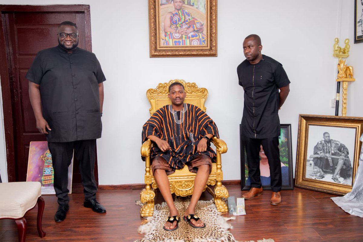 StateHousingGH's tweet photo. STATE HOUSING COMPANY MD PAYS COURTESY CALL ON OKUAPEMHENE

Mr Kwabena Ampofo Appiah, Managing Director of State Housing Company yesterday paid a courtesy call on the Okuapemhene  Okuapemhene, Oseadeeyo Kwasi Akuffo III, at his palace. https://t.co/havOxZdpur