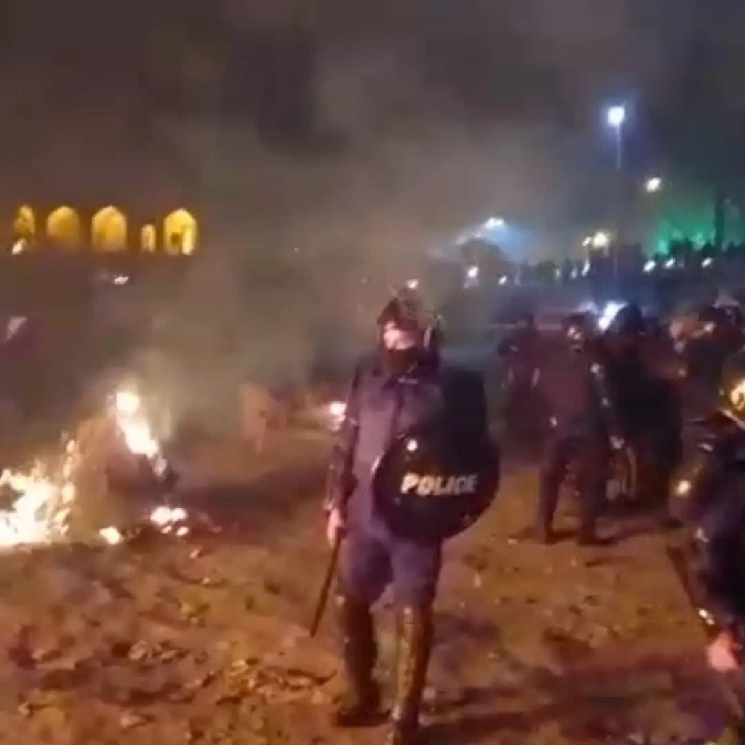 chawshin_83's tweet photo. خامنه ای یا یزید؟!

کربلا یا اصفهان؟!

بامداد امروز وحوش خامنه ای به مردم تشنه اصفهان در بستر خشک زاینده رود حمله کردند و خیمه هایشان را به آتش کشیدند
#اعتراضات_سراسری https://t.co/PTsMMRsJEf