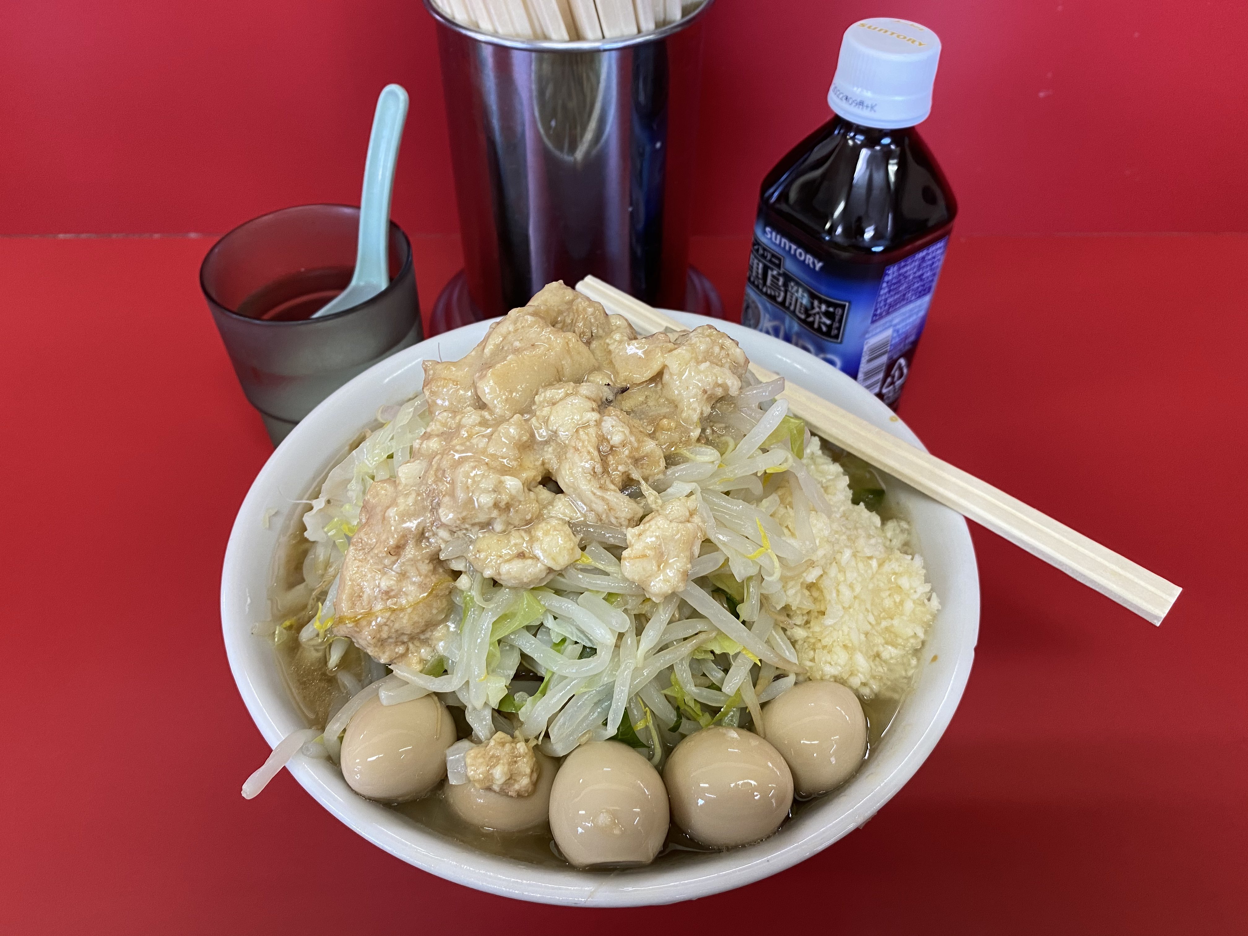 毎日気動車通勤 令和3年11月25日 木 13 05入店 13 15着丼 ラーメン二郎茨城守谷店 小ラーメン麺半分 トッピング うずらの卵 コール ニンニク ヤサイ アブラ 約2ヶ月振りの二郎 最近はアブラとうずらの卵がお気に入り 今日も豚ほぐしお持ち帰りで 今夜の