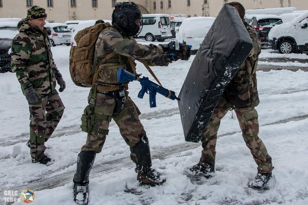 7e_brig_blindee's tweet photo. #EspritGuerrier
Fatigue, inconfort, incertitude
Nos commandos du #GAEB poursuivent leur aguerrissement au @CNEC1CHOC sous l'oeil bienveillant du général du Gardin, commandant la 7.
📸 @68eRAA_CDC
Et @CNEC1CHOC https://t.co/wPRAJiBryO
