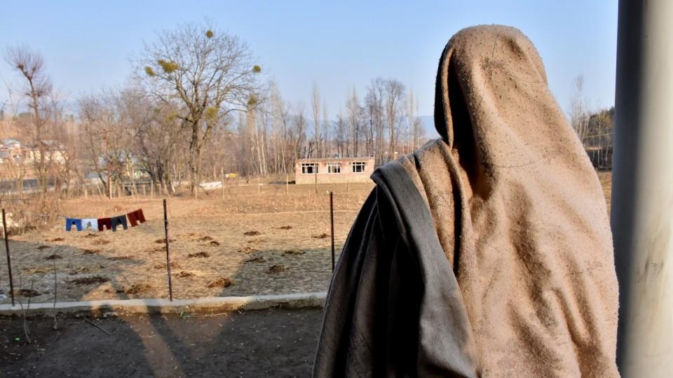 ShararatiS's tweet photo. Kashmiri women are being mentally tortured through enforced disappearances of their loved ones in IIOJK #AgoniesOfKashmiriWomen @sultan1913 @carin__fischer  @BleedingKashm17 @mykashmir156 @Burningkashmir6 @RiazAhm65265955 @MHHRsays @Kemiyagr @NadiyaTahir https://t.co/CYikHvrSPt