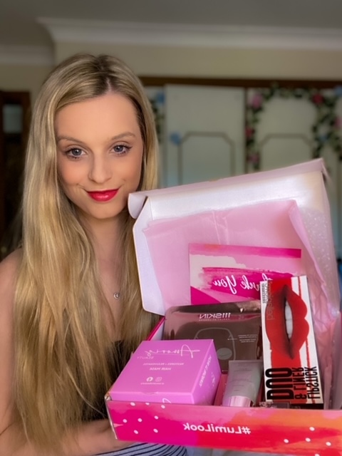 au_lumi's tweet photo. The beautiful @K_STAR_MODEL with her November Premium box! https://t.co/L95XjpcI6S
