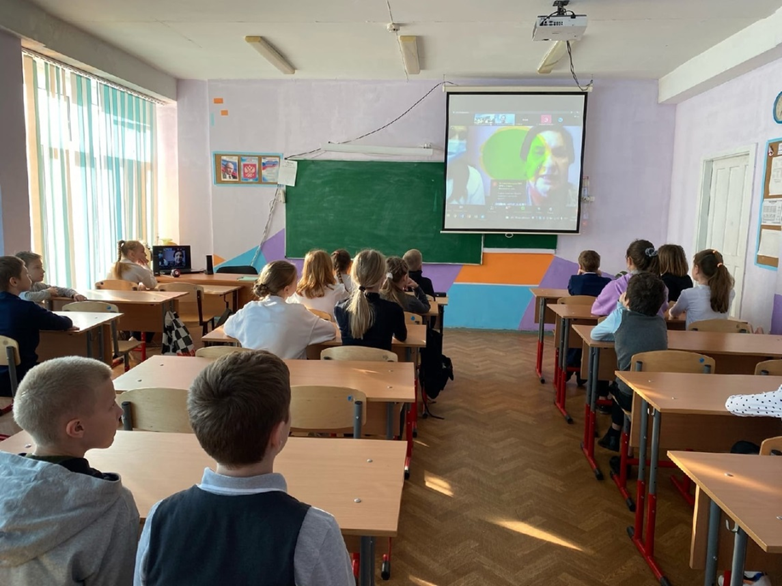 depsamobr63's tweet photo. В рамках реализации федерального проекта «Социальная активность» национального проекта «Образование». Ученики Школы № 157 приняли участие в онлайн встрече с жительницей блокадного Ленинграда — Валентиной Николаевной Щербаковой, которая на данный момент проживает в городе Самара. https://t.co/emygtuwutO