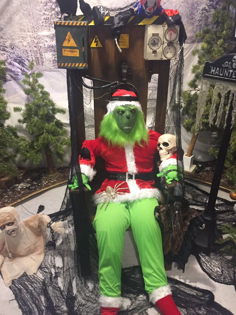 SpectralHeron's tweet photo. Again early start into the office and Iโm confronted with this at my station. Donโt know what they know about Xmas that I donโt .....๐ฑโ ๏ธ .... answers on a postcard.
#commuterhell #onemonthtogo https://t.co/6RzXmrdCUD