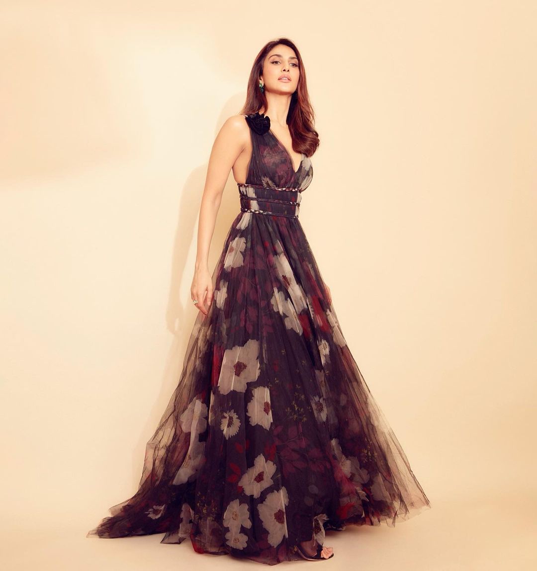 Vaaniofficial's tweet photo. Let's go Down, Down to Gown Town 🖤 https://t.co/J3DAEo10Mk