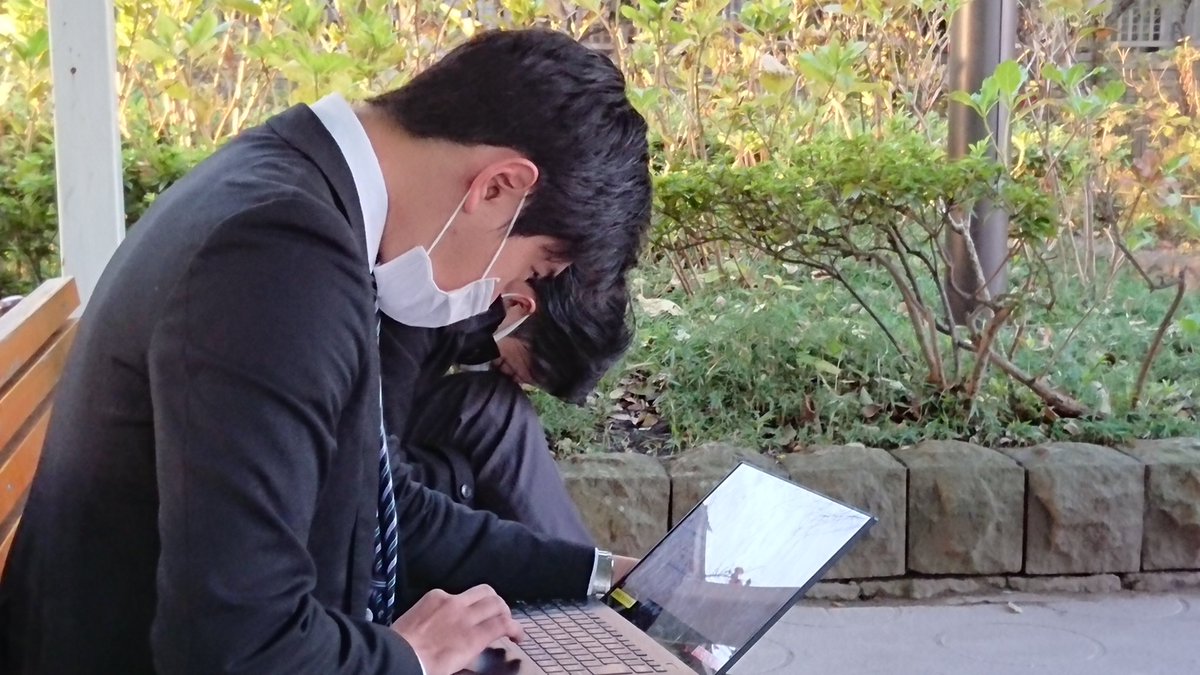 uncutbigdick's tweet photo. 公園で休憩中、隣のリーマンカワイイ！ https://t.co/j0oBUhIpRv