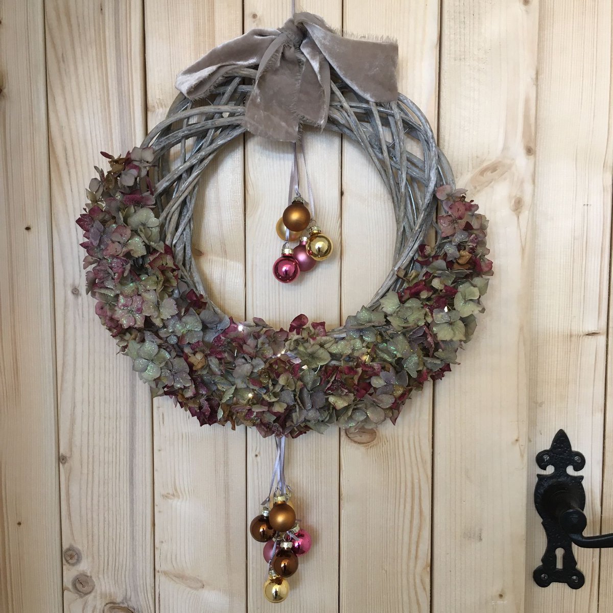 I’m so excited I have my own Grinch tree &amp; beautiful hydrangea wreath in my shop, courtesy of the very talented <a href="/Floralities1/">Floralities</a> 

Check out floralities.co.uk she’s running workshop

#christmasdecorations #christmasdecorating #grinchtree #hydrangeawreath #vosdevon #EarlyBiz