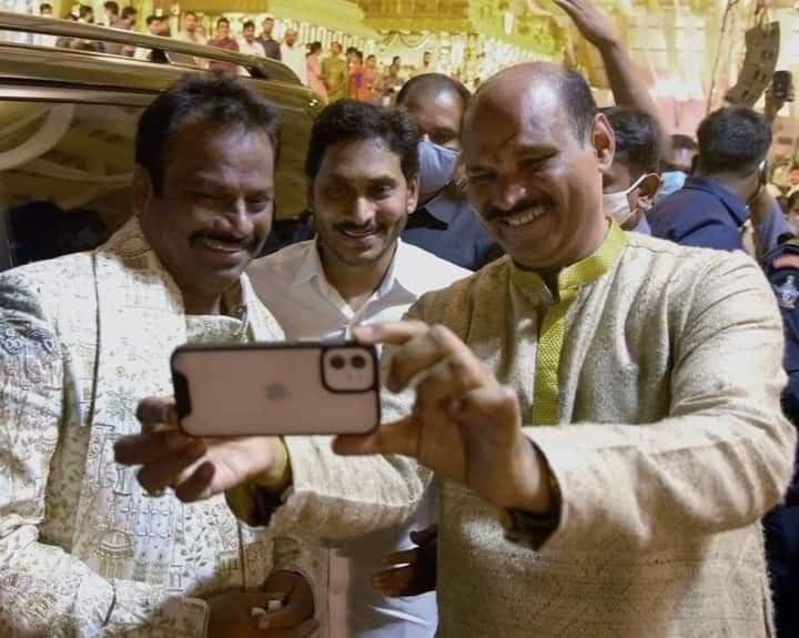 chantiJSP's tweet photo. * పొరుగు రాష్ట్రం లో స్టాలిన్ గారి వయస్సు 68 సంవత్సారాలు
* మన రాష్ట్రం ముఖ్యమంత్రి గారి వయస్సు 48 సంవత్సరాలు
* అక్కడా ప్రజలకు కష్టం వస్తే గొడుగు పట్టుకుని ఊరు ఉరులు తిరిగాడు ఆయన
* మరి మన ముఖ్యమంత్రి ఏంచేస్తున్నారు.
శ్రీ @mnadendla గారు https://t.co/JtmdXX7aFV