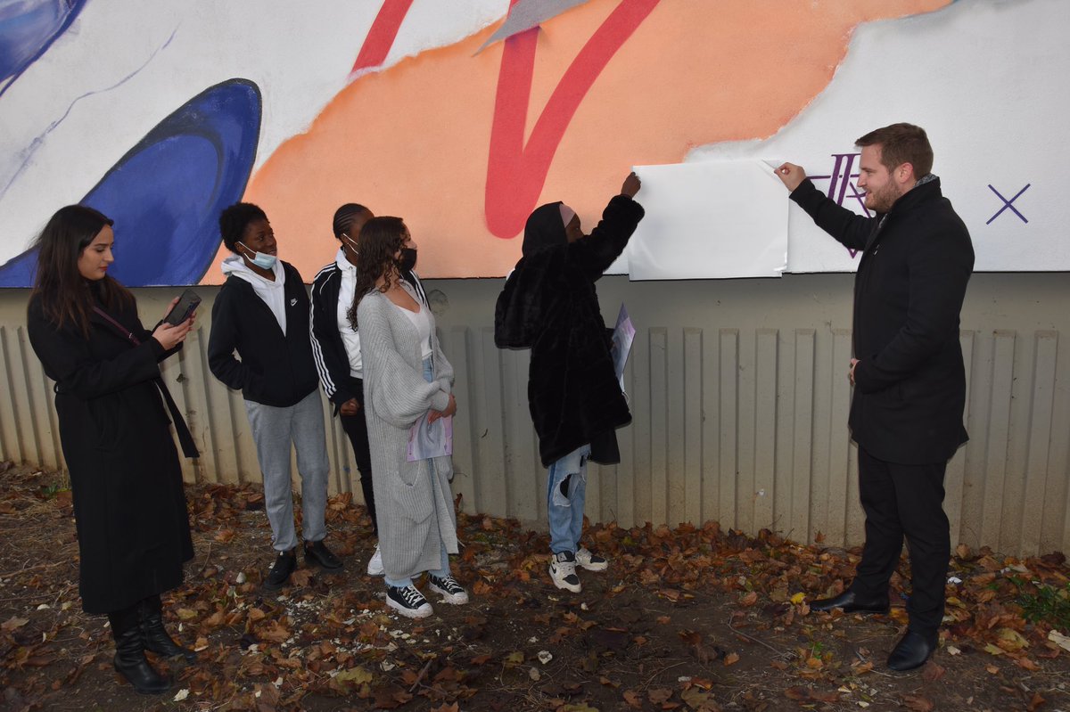 QuentinGesell's tweet photo. Mercredi, à la veille de la Journée internationale de lutte contre les violences faites aux femmes, inaugurer la fresque réalisée cet été en hommage à @Malala Yousafzai prend tout son sens. #25novembre #Dugny https://t.co/b85BTFdJDl