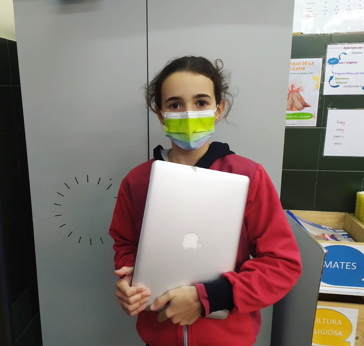 VedrunaVila's tweet image. La Marta Urgell de 6èB ens ha portat un portàtil pel projecte labdoo! 💻 Moltes gràcies! 😊 @labdoo_es