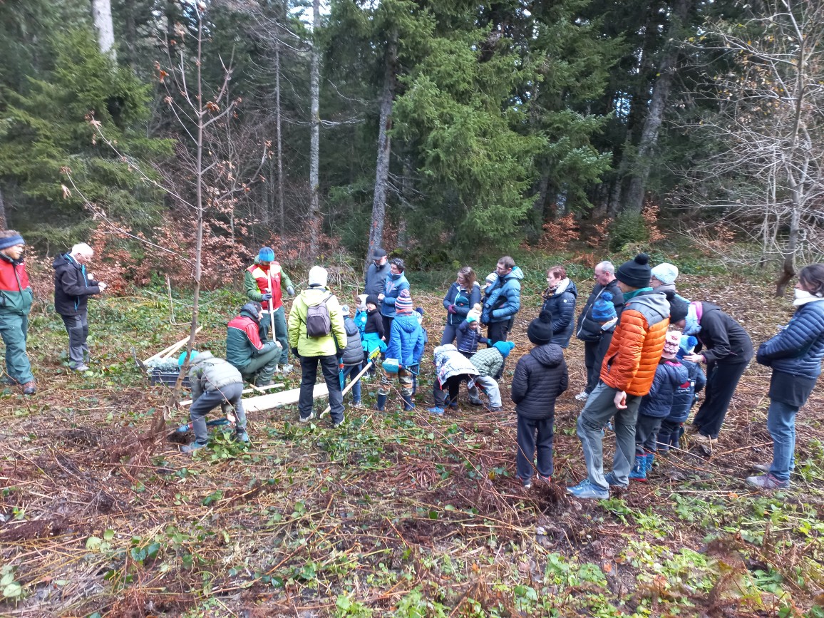 BOUVETJeanYves1's tweet photo. Les auditeurs de @francebleu_isere prêts à partir planter des sapins méditerranéens, guidés par les équipes de @ONF_Officiel Chartreuse isere dans la forêt d d'Exception Grande Chartreuse. Une belle façon de se mobiliser pour l avenir  @francebleu @ONF_Officiel https://t.co/BznXF4Pjq3