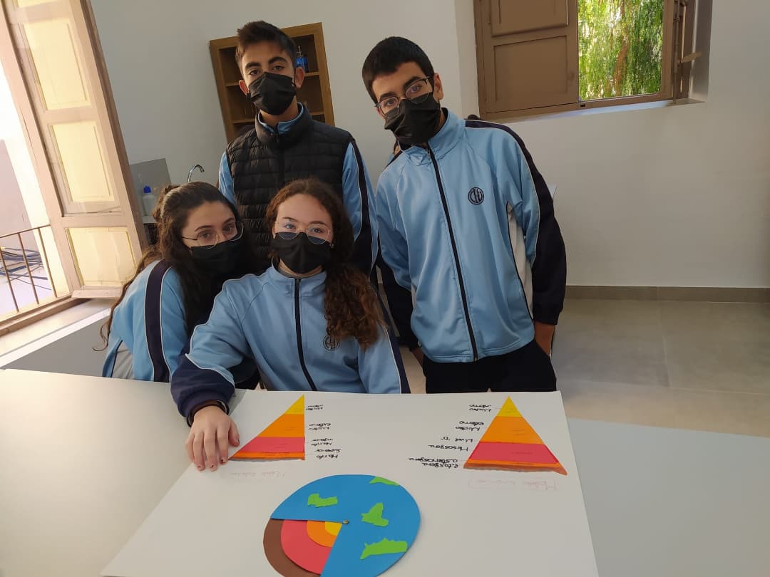 milagrosablanca's tweet photo. Los alumnos de 3°ESO han realizado unos maravillosos trabajos sobre la dinámica interna de la tierra. El resultado no ha podido ser más espectacular. Enhorabuena ¡¡⛰🌋🌍 #Colegioshhcc #educacionvicenciana https://t.co/2TZhsMi0zi
