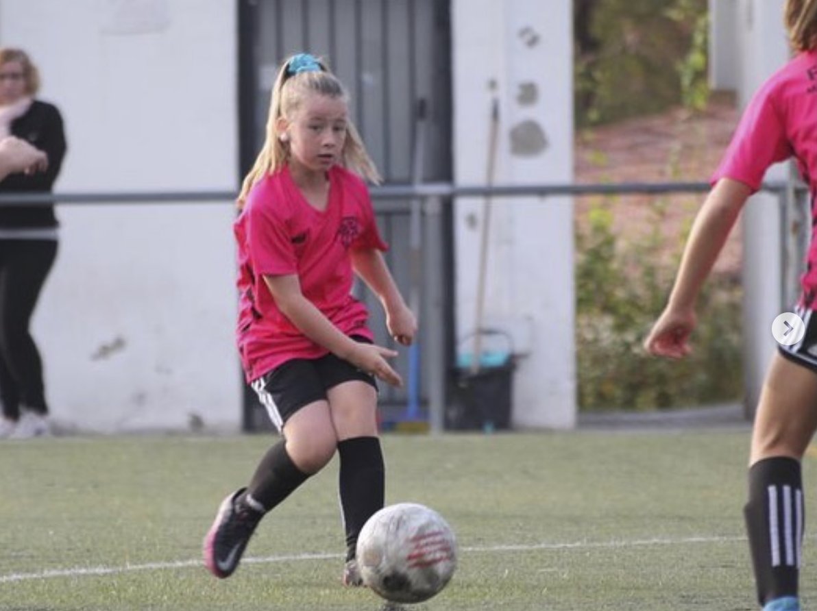 EFMLanzarote's tweet photo. 👉🏼 Volem començar el dia fent una menció especial a les nostres jugadores Olalla Saavedra i Paula Jiménez, que van ser convocades per la Selecció Territorial Sub-12 👏🏻👏🏻
Moltes felicitats, noies! 💕💪🏼
#SentimentEFML
#efml #efManuLanzarote https://t.co/SJiKUSlRF8