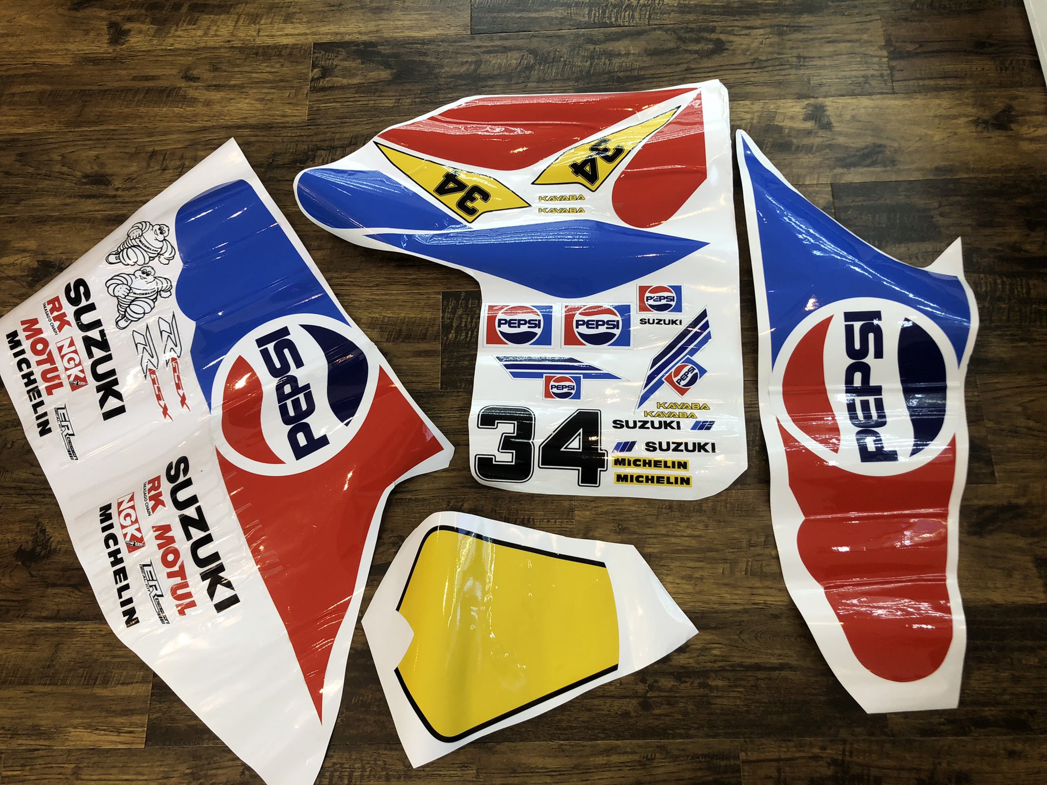 ウサギノリだー Gsx R125 Gsx R125のペプシデカールキットは 予想以上にカッコいい 早く実車に貼ったのを見たいな フォロワーさんで ペプシカラーにする方いませんか T Co Qfbr7g9ead Twitter