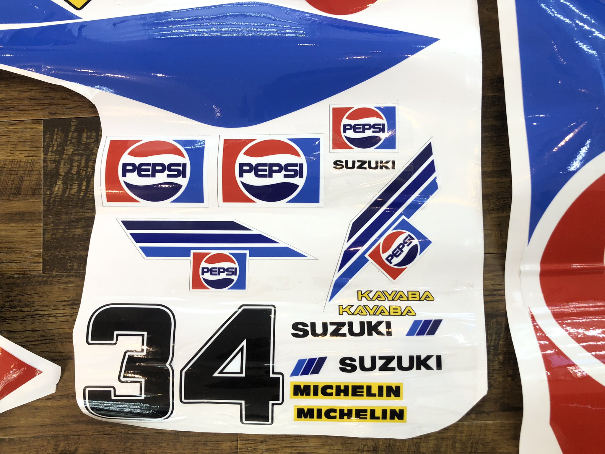 ウサギノリだー Gsx R125 Gsx R125のペプシデカールキットは 予想以上にカッコいい 早く実車に貼ったのを見たいな フォロワーさんで ペプシカラーにする方いませんか T Co Qfbr7g9ead Twitter
