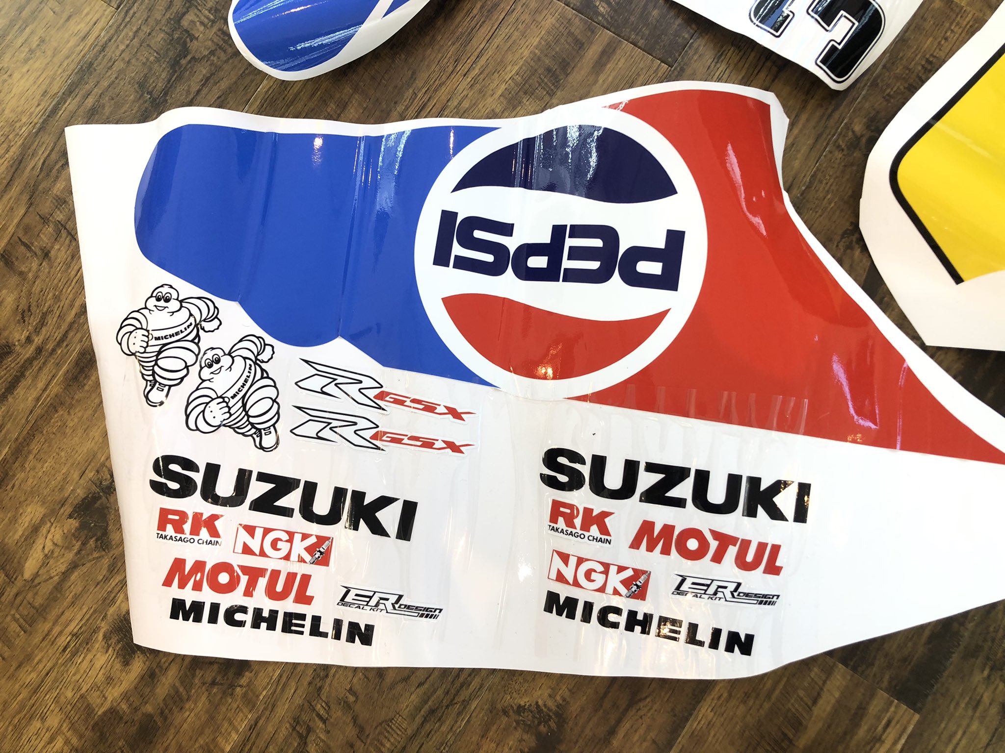 ウサギノリだー Gsx R125 Gsx R125のペプシデカールキットは 予想以上にカッコいい 早く実車に貼ったのを見たいな フォロワーさんで ペプシカラーにする方いませんか T Co Qfbr7g9ead Twitter