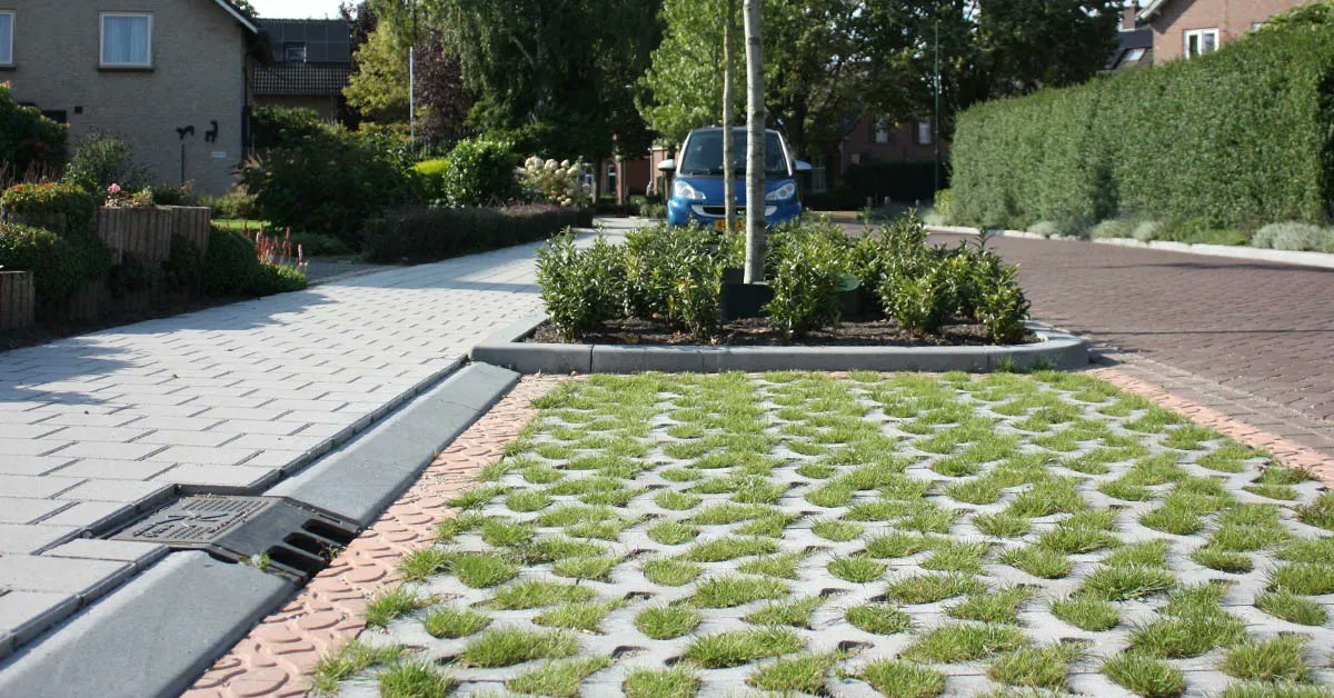 Stap 2. 70mm bui geen overlast 

In de fundering van de groen parkeervakken kunnen we veel water bergen, zo’n 480 liter per m2. Je kunt de parkeervakken verlaagd aanbrengen, waardoor je maximaal regenwater infiltreert.  Elke druppel telt! 

buff.ly/3wORQj5