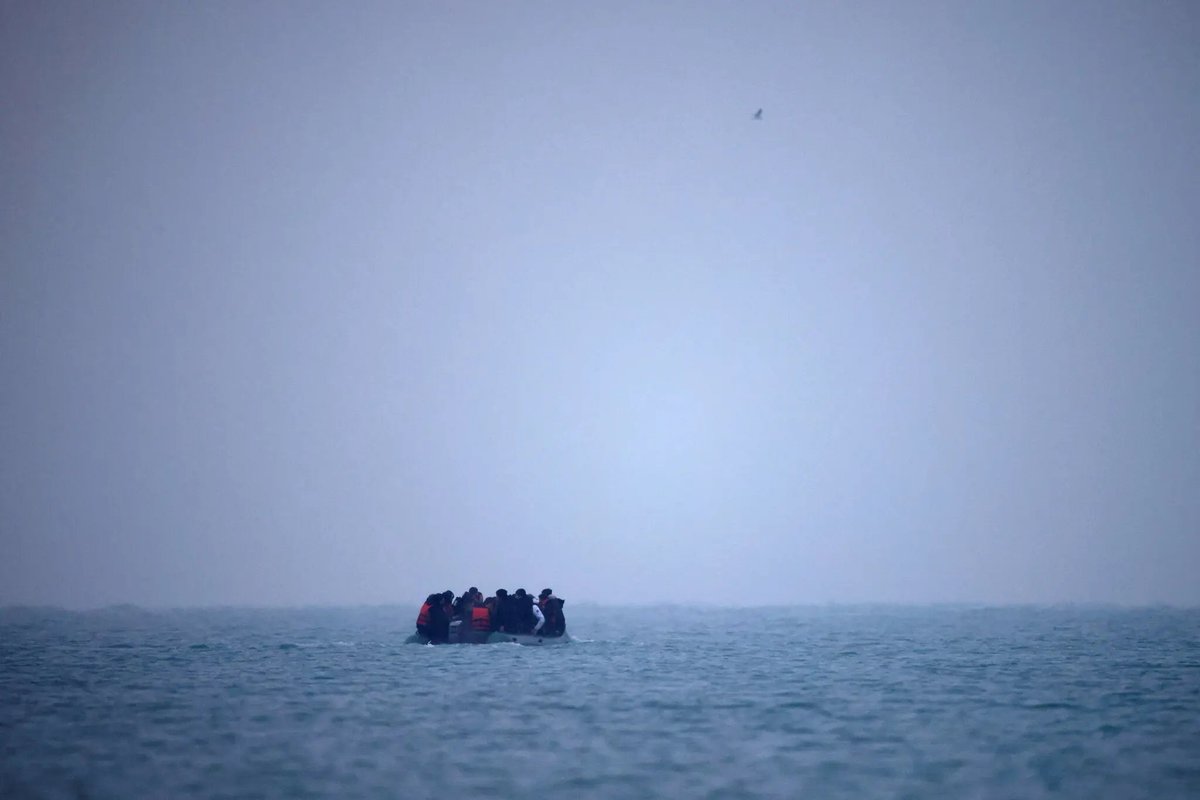 claararuiizC's tweet photo. A boat full of migrants has capsized in the English Channel, to which President Macron has said: '' France won’t let the Channel become a graveyard''
#EnglishChannel #MigrantCrisis  #HistoRRIIurjc21 https://t.co/oOQM99rUrg