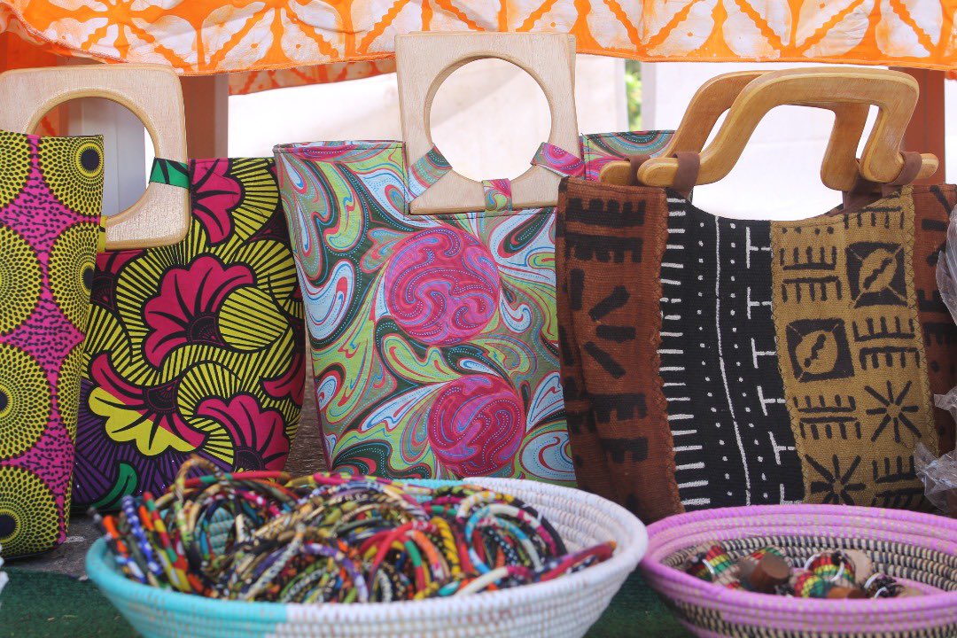 salonsamasen's tweet photo. Jour J-1 du Samasen 🥰!
Plus de 1000 produits de promoteurs, d'artisans et de producteurs locaux à retrouver du 26 au 28 novembre  à la place du souvenir Africain.
#samasen2021, Sunu yëf la !
#Senegal #kebetu #Sunumbay #Dakar https://t.co/47cE41VTw8
