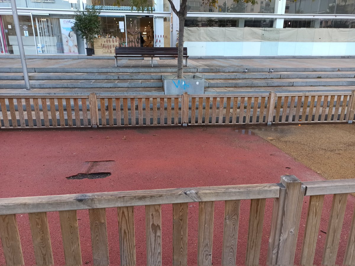 Elavi87's tweet photo. @DBotePaz quan tornarem a veure el tobogan del parc de Can Xammar? Pk ja portem casi 2 mesos així... Gràcies! @matarocat #mataró https://t.co/tlmCW9ekee