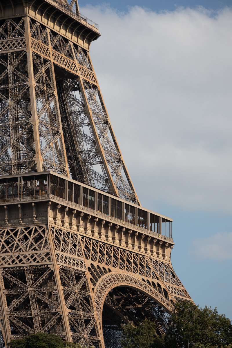LaTourEiffel's tweet photo. 🇫🇷 En raison du mouvement de grève national, je suis fermée aujourd'hui. Mon parvis reste néanmoins ouvert et accessible gratuitement.

🇬🇧 Due to a national strike, I'm closed today. Access to my esplanade remains open and free of charge.

#tourEiffel #EiffelTower https://t.co/FfF83jxZGU