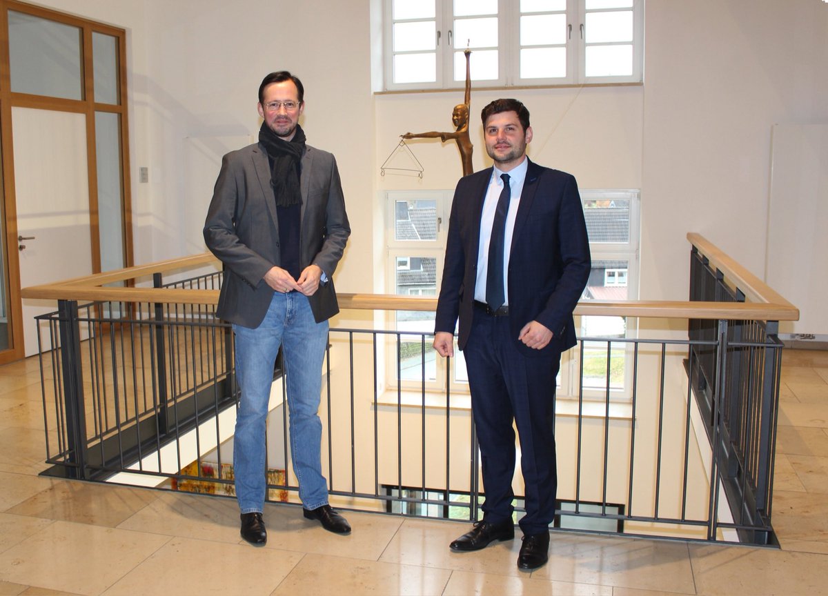 DirkWieseSPD's tweet image. Guter Austausch im Hallenberger Rathaus mit Bürgermeister Enrico Eppner (#FDP) über die aktuellen Herausforderungen für das #Sauerland. Und natürlich auch ein Blick auf den guten Koalitionsvertrag der 🚦. #hallenberg