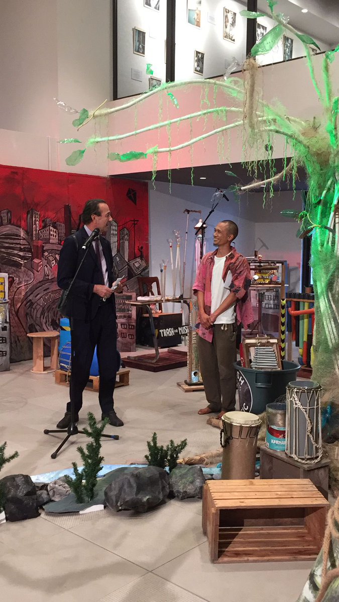 Vernissage de #TrashToMusicExpo de l’artiviste mauricien Kan Chan Kin en partenariat avec <a href="/AFD_France/">Agence Française de #Développement (AFD) 🇫🇷 🇪🇺</a> et #METIS. Expo du 25/11 au 15/12 au Caudan Arts Center.