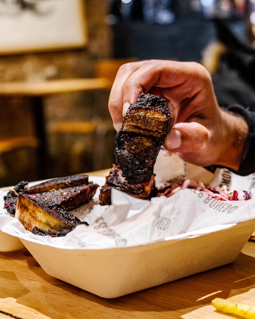 smokeandbonesuk's tweet photo. Korean Short-rib, glazed with galbi bbq sauce...oh you just KNOW it's a good one. Available at Flat Iron Square! See you there 🙌⁠
⁠
#smokeandbones #shortribs #londonrestaurants #londonfoodie #toplondoneats #londoneats #eaterlondon #timeoutlondon #topcitybites https://t.co/W6EIWqh7XO