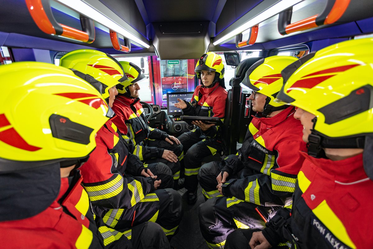 RosenbauerUK's tweet photo. Developed to cope with the most extreme environments, our state-of-the-art HEROS-titan firefighting helmet provides optimal protection and maximum comfort.
Watch our video to find out more: π https://t.co/7BUkFUI3ds
#FirefightingHelmet #Safety #HEROSTitan #RosenbauerUK https://t.co/i3YMpOX90m
