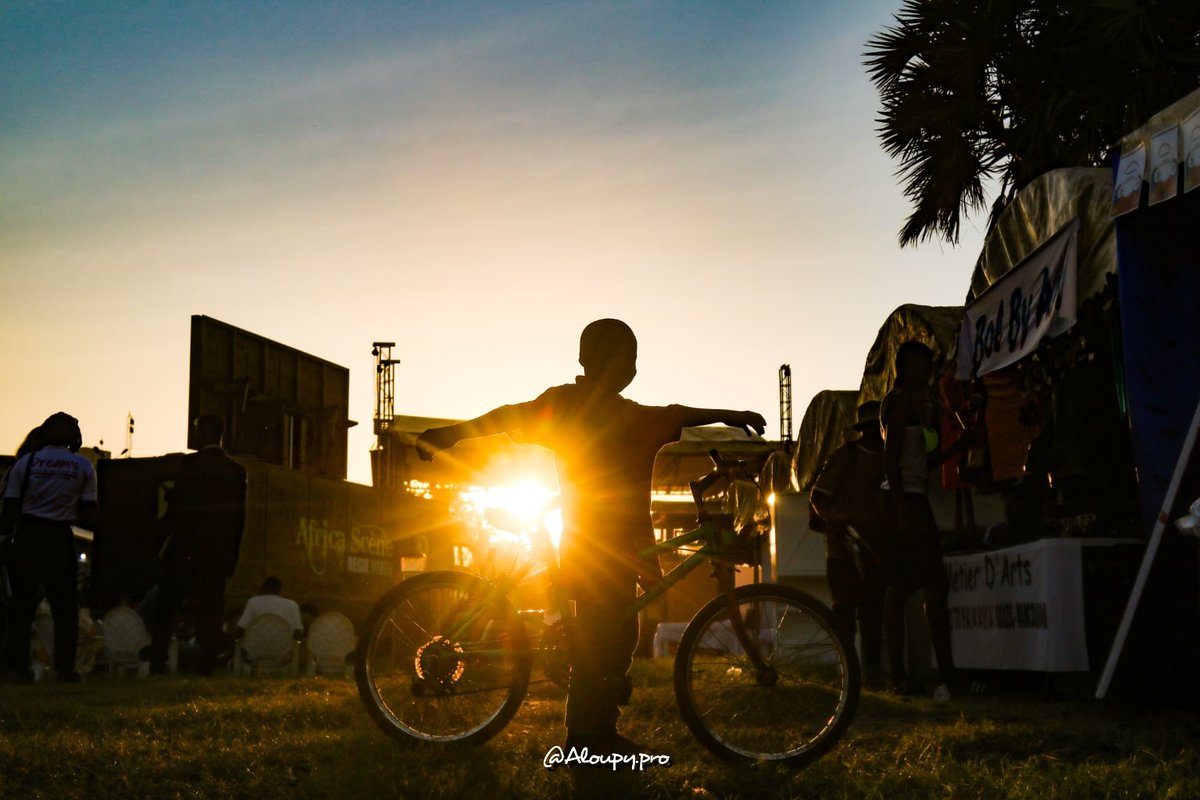 AloupyPro's tweet photo. Chaque geste d'un homme signifie un message. 
📍🇲🇱
#shoot #sunset #streetphotography #picture #soleil #life #hope #children #mali #bko #aloupy📸 
©️https://t.co/xtTOdhsE7K ✍️ https://t.co/pKtH7Z3eSK