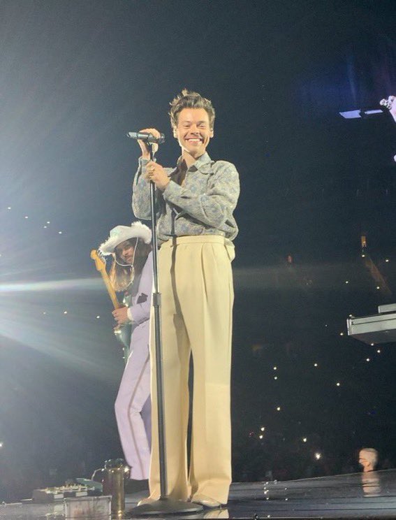 itziar281's tweet image. que alguien quite al hombre sonriente no puedo ver a Mitch