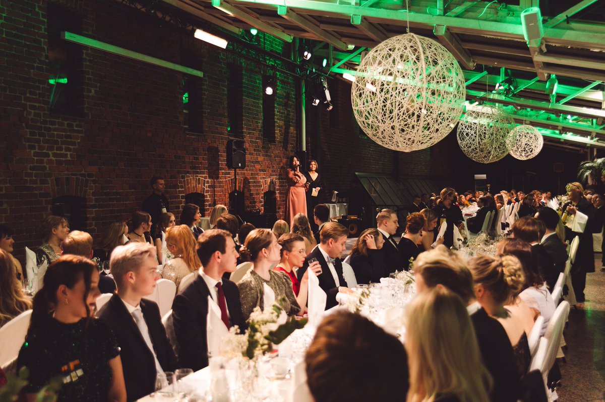 Kaksi vuotta sitten allettiin suunnittelemaan Median 50v. vuosijuhlia. Vastuu vujuista ja niiden järjestämisestä tuli allekirjoittaneen työpöydälle vuosi sitten. Viime lauantaina päästiin vihdoin vujuilemaan. Kiitos <a href="/media_ry/">Media ry</a> ja vujutoimikunta! ✨ 

📸: Jalmari Salovirta