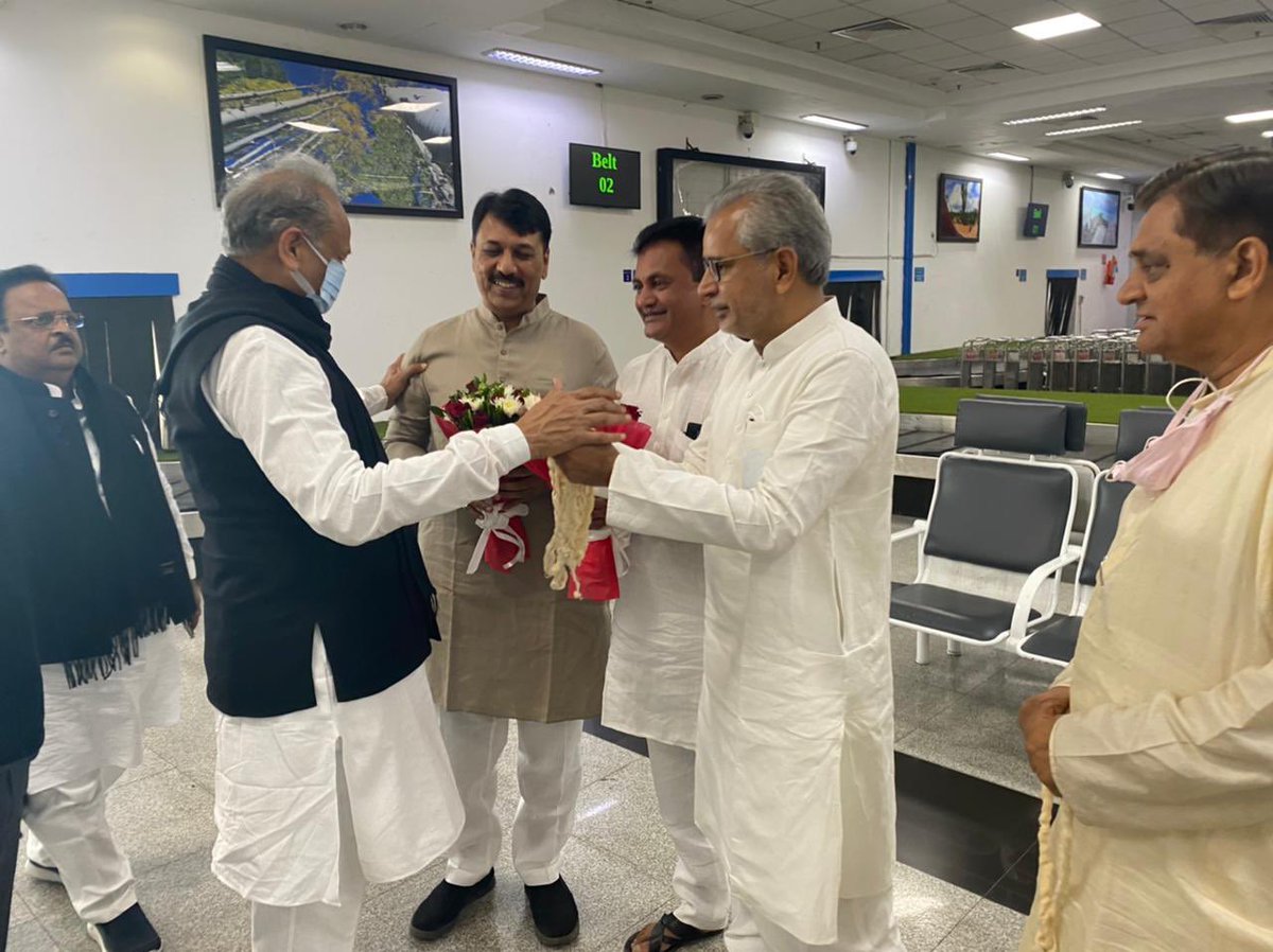 ashokgehlot51's tweet photo. Reached Surat, #Gujarat with Dr. Raghu Sharma ji and warmly received by PCC President Amit Chavda ji, CLP Leader Paresh Dhanani ji and senior leader- MLA Himmat Singh Patel ji at the airport. https://t.co/9VEDCF8TWq