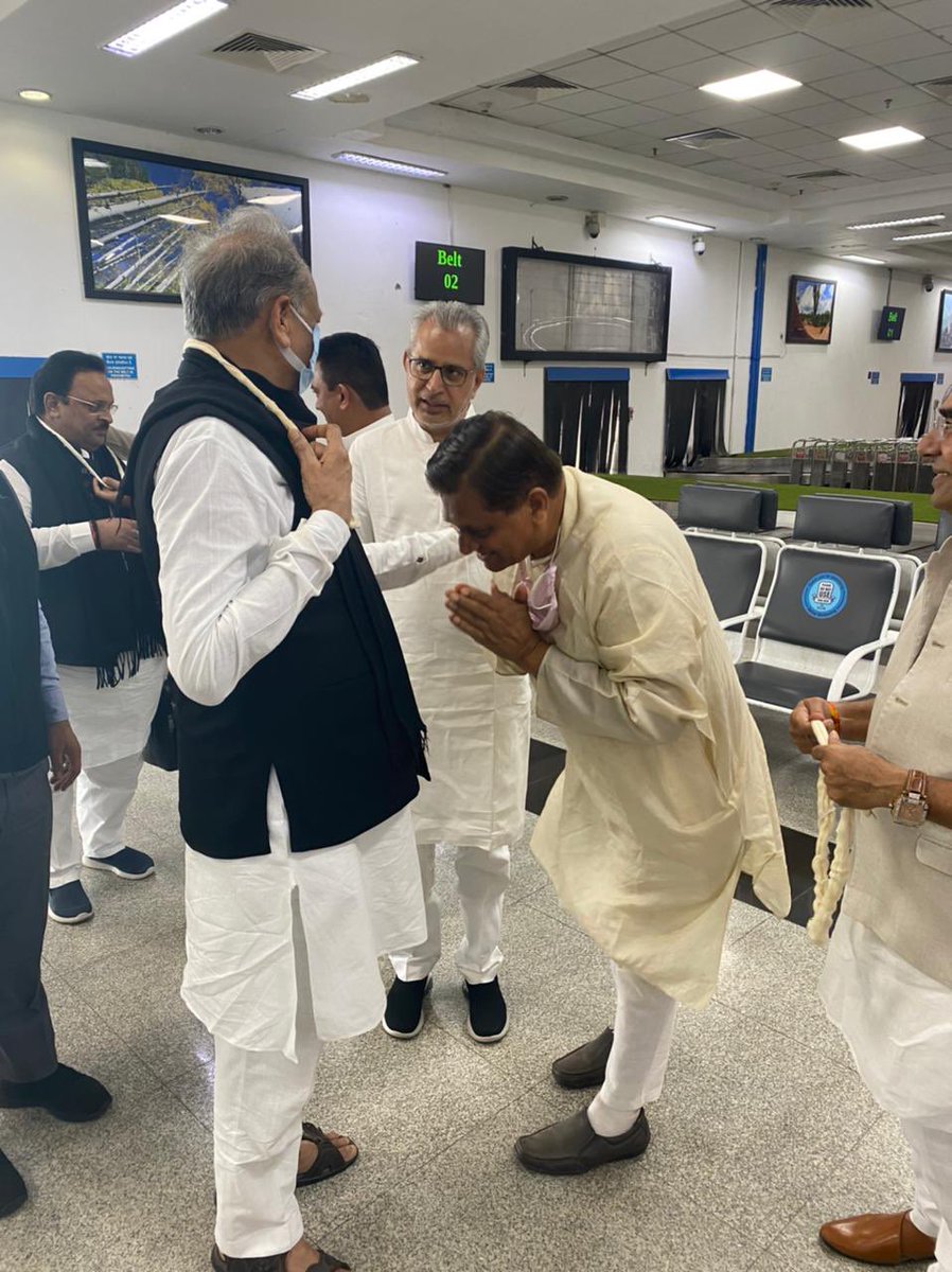 ashokgehlot51's tweet photo. Reached Surat, #Gujarat with Dr. Raghu Sharma ji and warmly received by PCC President Amit Chavda ji, CLP Leader Paresh Dhanani ji and senior leader- MLA Himmat Singh Patel ji at the airport. https://t.co/9VEDCF8TWq