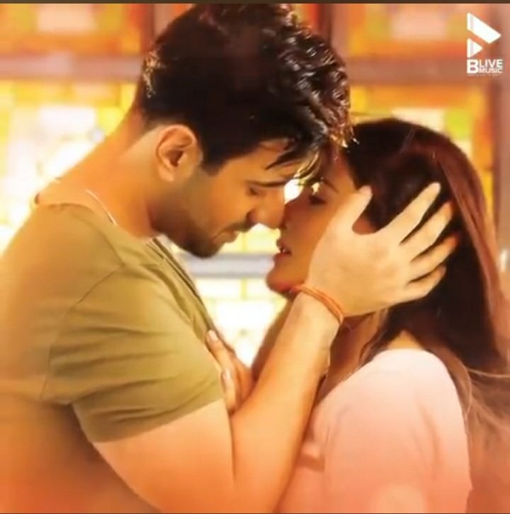 RishikaaM3's tweet photo. #ShauryaAurAnokhiKiKahani 
#AankheinBandKarKe 
No one
Literally No one
Le SAAKK FD be like:-👇🤭
Thandi mein v Garmi ho rhi idhar!!🔥🥵🙈

Action👇          Reaction👇 https://t.co/DiPOR10pkK