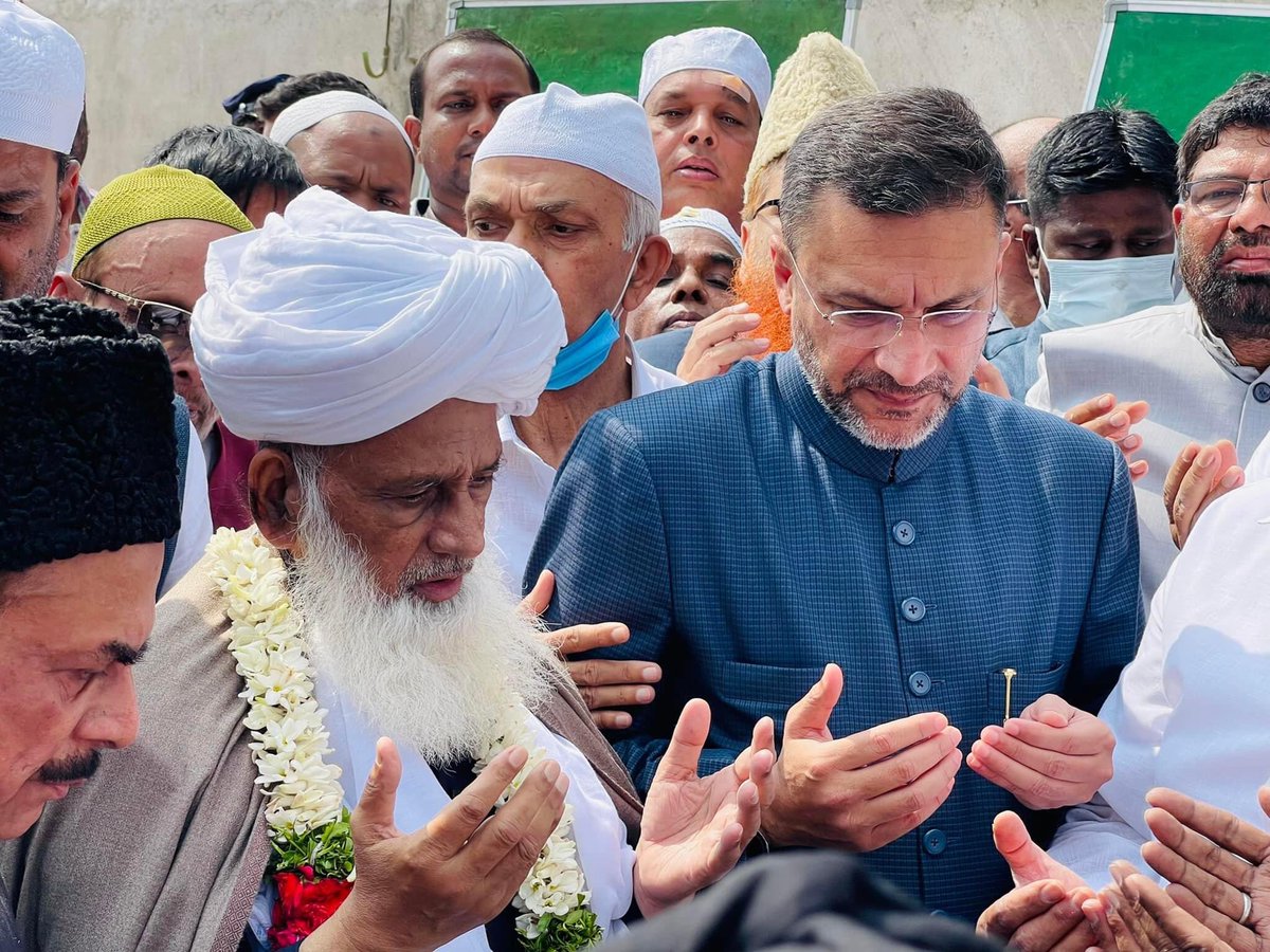 Mohdsulayman0's tweet photo. Maulana Mufti Khaleel Ahmed Chancellor Jamia Nizamia, Mufti's &amp; Ulema's, AIMIM Floor Leader @akbarowaisii along with AIMIM MLA'S, Home Minister Mehmood Ali, &amp; others today laid the Foundation Stone of Secretariat Masjids. https://t.co/vYsdQd9ATz
