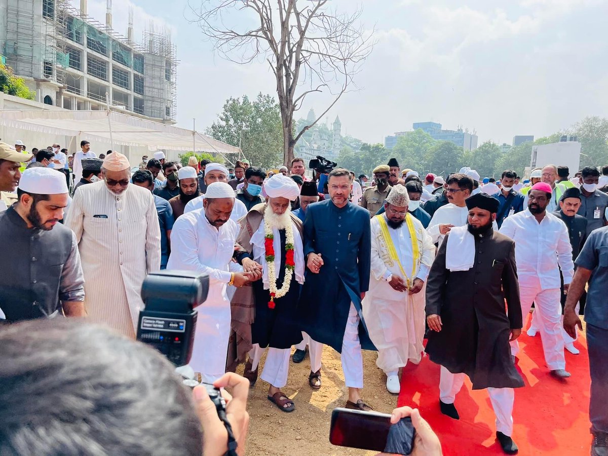 Mohdsulayman0's tweet photo. Maulana Mufti Khaleel Ahmed Chancellor Jamia Nizamia, Mufti's &amp; Ulema's, AIMIM Floor Leader @akbarowaisii along with AIMIM MLA'S, Home Minister Mehmood Ali, &amp; others today laid the Foundation Stone of Secretariat Masjids. https://t.co/vYsdQd9ATz