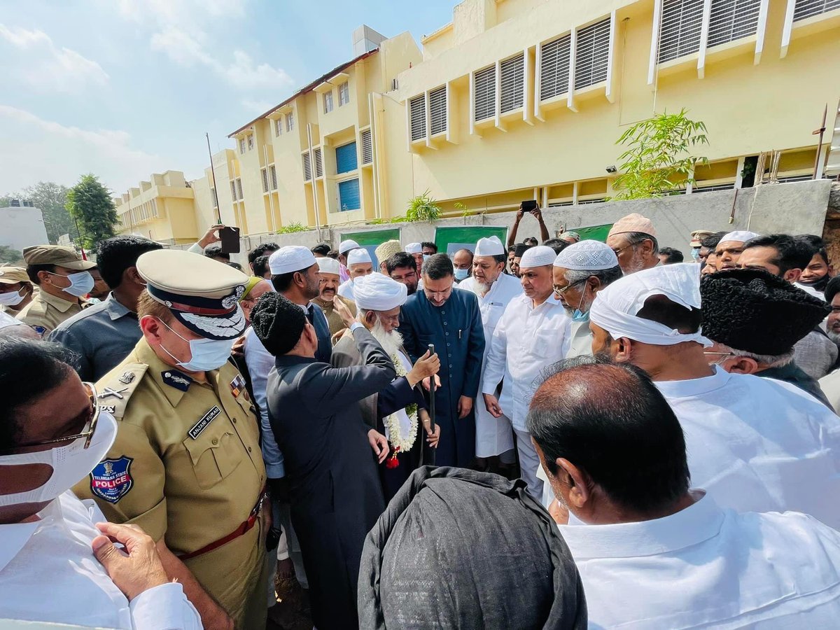 Mohdsulayman0's tweet photo. Maulana Mufti Khaleel Ahmed Chancellor Jamia Nizamia, Mufti's &amp; Ulema's, AIMIM Floor Leader @akbarowaisii along with AIMIM MLA'S, Home Minister Mehmood Ali, &amp; others today laid the Foundation Stone of Secretariat Masjids. https://t.co/vYsdQd9ATz