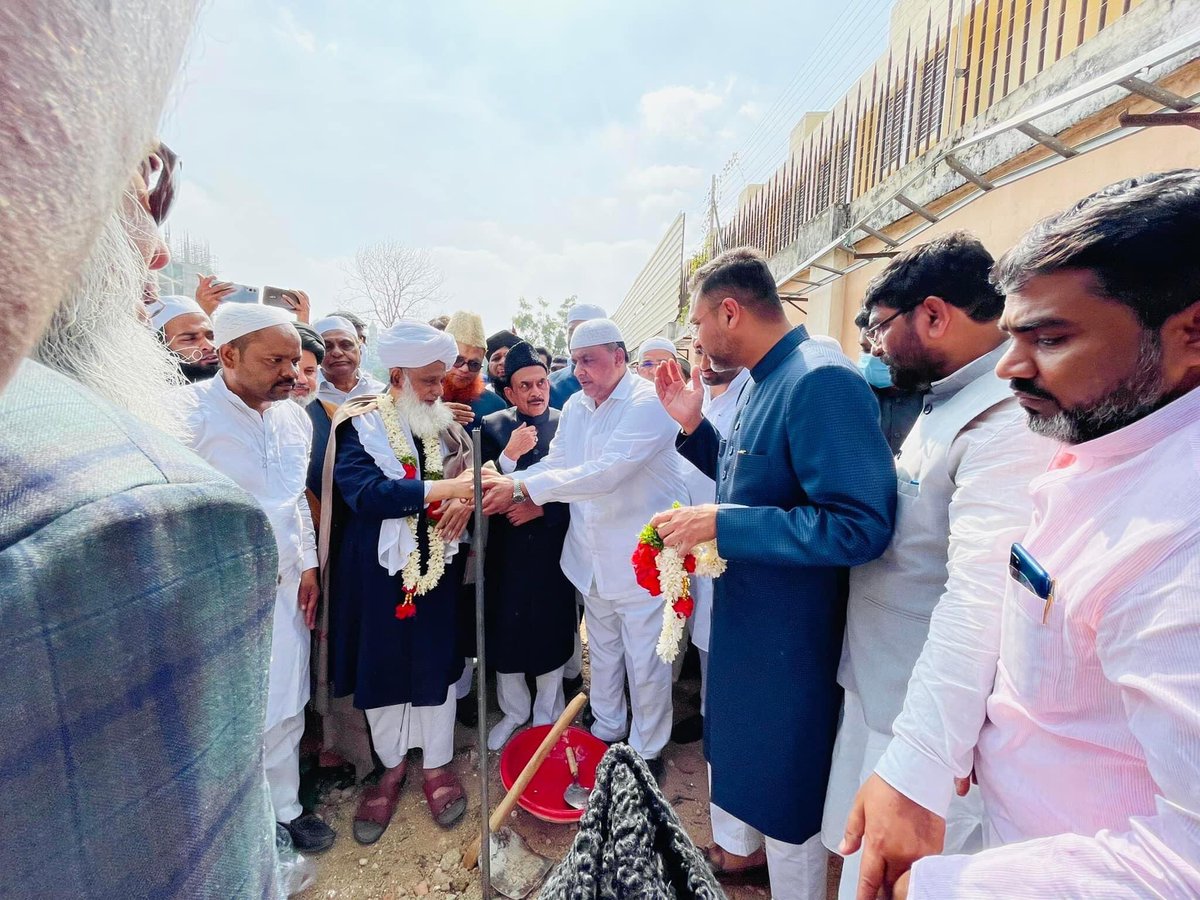 Mohdsulayman0's tweet photo. Maulana Mufti Khaleel Ahmed Chancellor Jamia Nizamia, Mufti's &amp; Ulema's, AIMIM Floor Leader @akbarowaisii along with AIMIM MLA'S, Home Minister Mehmood Ali, &amp; others today laid the Foundation Stone of Secretariat Masjids. https://t.co/vYsdQd9ATz