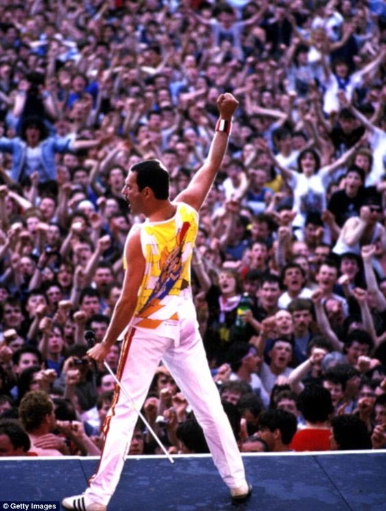 Musiccorner34's tweet photo. - Con il pugno chiuso bucheremo il tetto di quello stadio
- Veramente Wembley non ha un tetto
- E allora bucheremo il cielo
 #BohemianRhapsody #FreddieMercury #FreddieMercury30 #freddiemercuryday https://t.co/DHlHKWVuT5