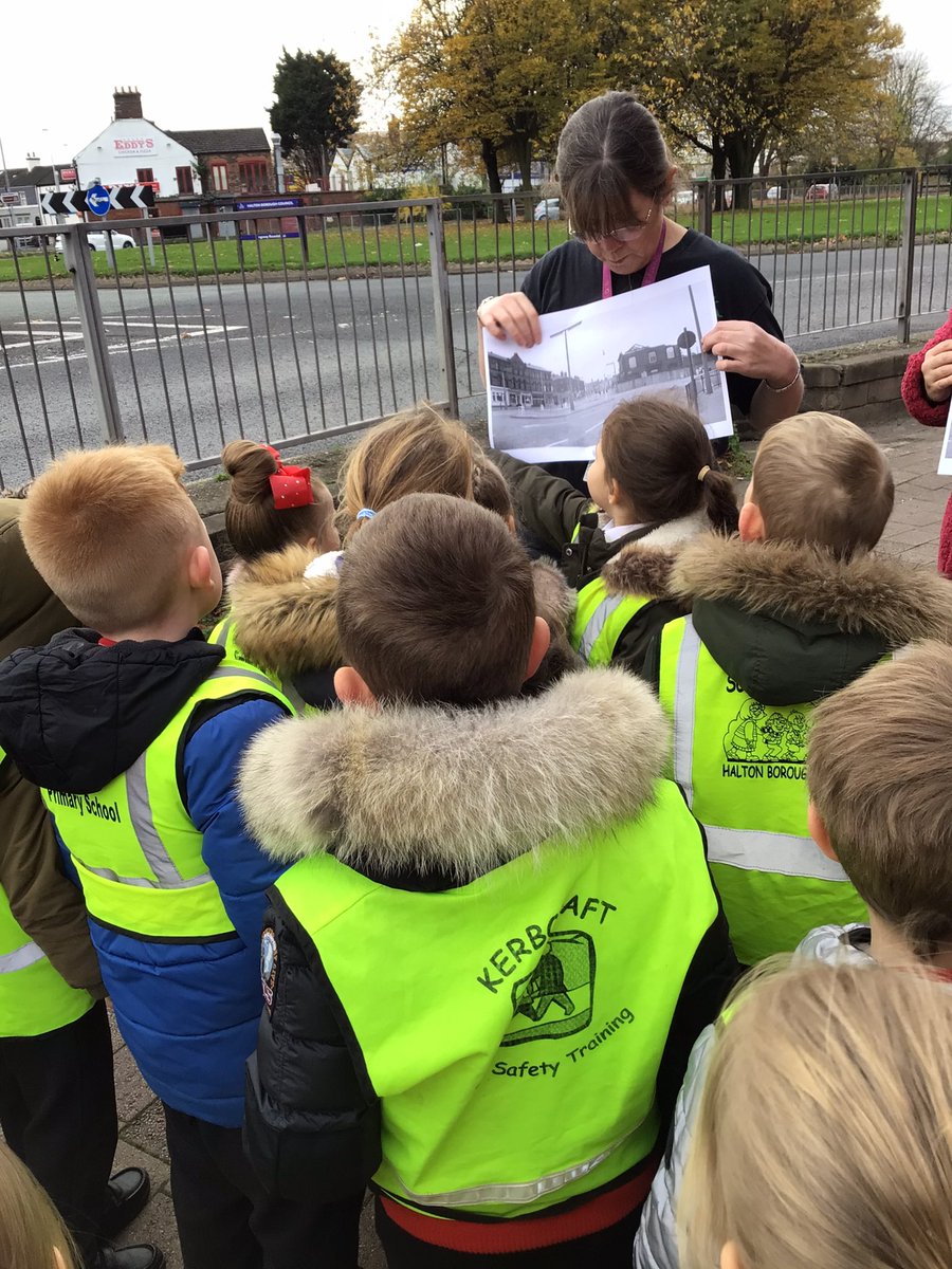 SimmsCrossY1_2's tweet photo. Year 1/2 went to the library today to learn about our local area. We looked at photographs of different buildings and bridges to see how Widnes has changed over the past 100 years. #SimmsCrossGeography #SimmsCrossHistory https://t.co/CGtKILBxBz