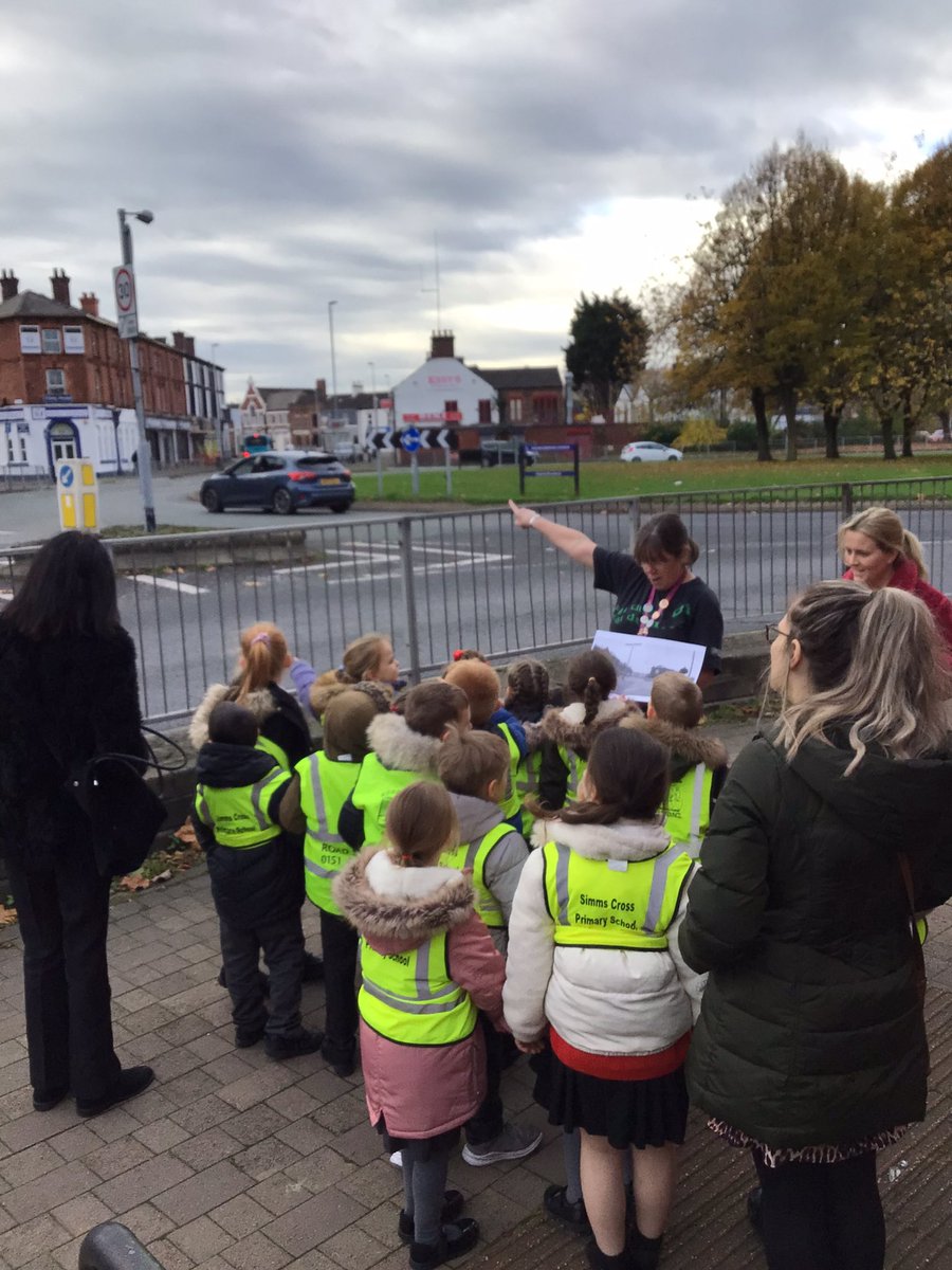SimmsCrossY1_2's tweet photo. Year 1/2 went to the library today to learn about our local area. We looked at photographs of different buildings and bridges to see how Widnes has changed over the past 100 years. #SimmsCrossGeography #SimmsCrossHistory https://t.co/CGtKILBxBz